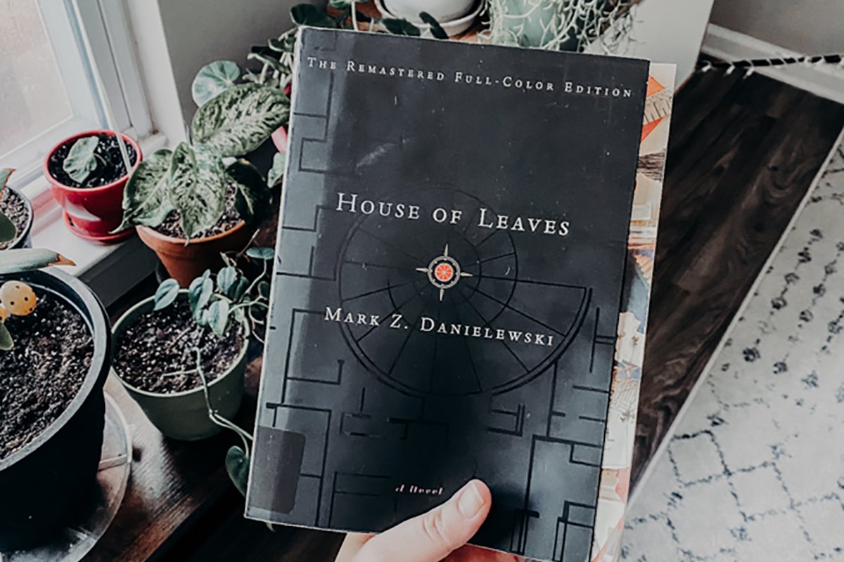 Хаус книга. House of leaves книга. Дом листьев книга. Mark z. Danielewski, House of leaves (английская цветная версия). House of leaves book.